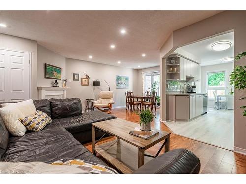 3-94 Huntingwood Avenue, Hamilton, ON - Indoor Photo Showing Living Room