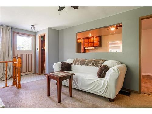 423 Parkdale Avenue, Fort Erie, ON - Indoor Photo Showing Living Room