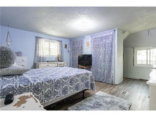 423 Parkdale Avenue, Fort Erie, ON - Indoor Photo Showing Bedroom