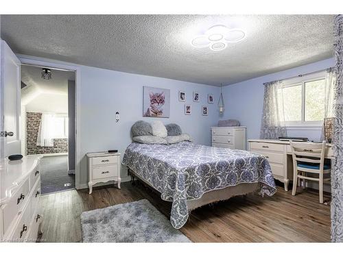 423 Parkdale Avenue, Fort Erie, ON - Indoor Photo Showing Bedroom