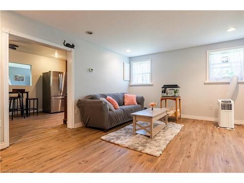 423 Parkdale Avenue, Fort Erie, ON - Indoor Photo Showing Living Room