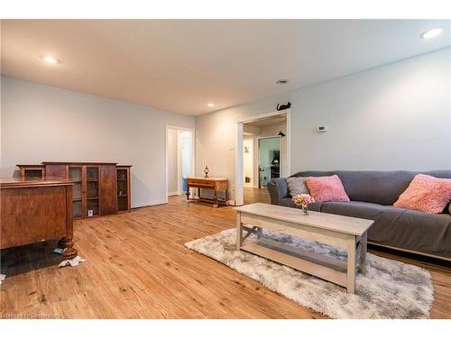 423 Parkdale Avenue, Fort Erie, ON - Indoor Photo Showing Living Room