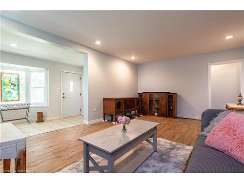 423 Parkdale Avenue, Fort Erie, ON - Indoor Photo Showing Living Room