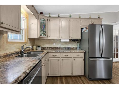 223-3033 Townline Road, Stevensville, ON - Indoor Photo Showing Kitchen With Double Sink