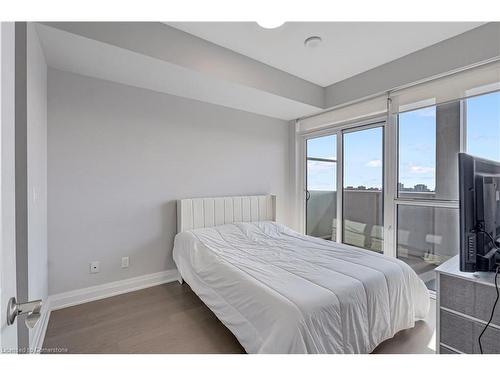 1106-55 Speers Road, Oakville, ON - Indoor Photo Showing Bedroom