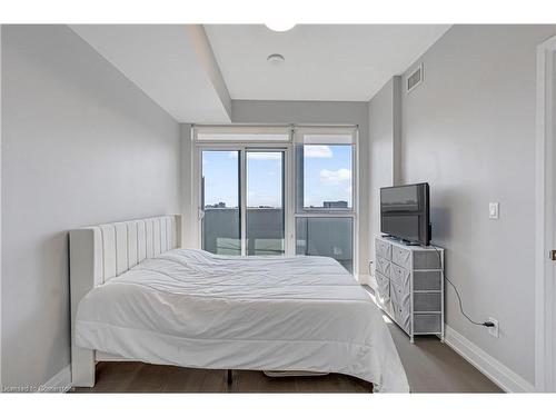 1106-55 Speers Road, Oakville, ON - Indoor Photo Showing Bedroom