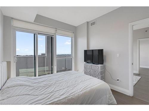 1106-55 Speers Road, Oakville, ON - Indoor Photo Showing Bedroom