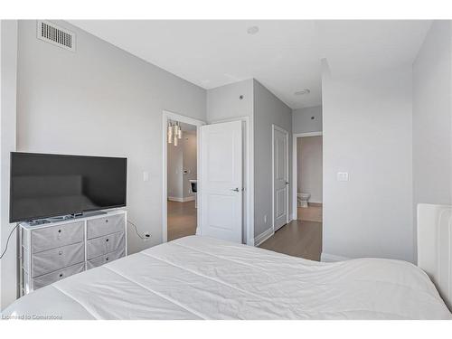 1106-55 Speers Road, Oakville, ON - Indoor Photo Showing Bedroom