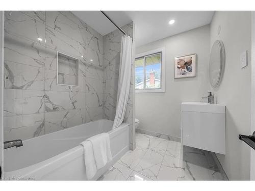 218 Memorial Drive, Brantford, ON - Indoor Photo Showing Bathroom