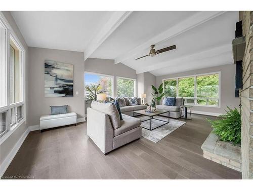 218 Memorial Drive, Brantford, ON - Indoor Photo Showing Living Room