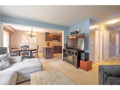 8855 Silverstar Court, Niagara Falls, ON - Indoor Photo Showing Living Room