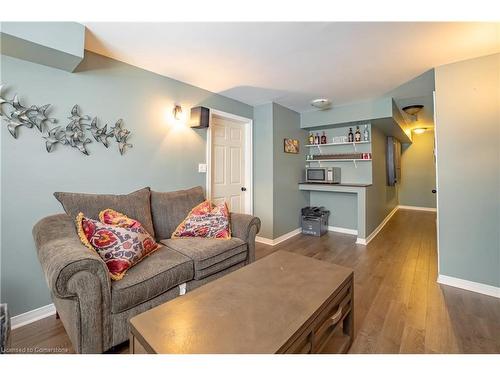 8855 Silverstar Court, Niagara Falls, ON - Indoor Photo Showing Living Room