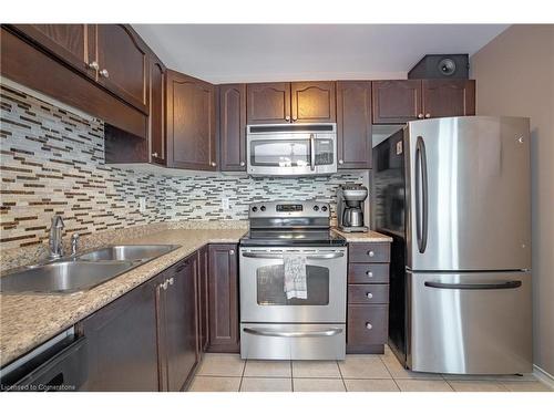 8855 Silverstar Court, Niagara Falls, ON - Indoor Photo Showing Kitchen With Double Sink