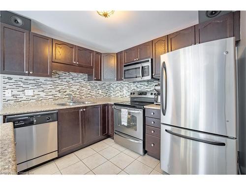 8855 Silverstar Court, Niagara Falls, ON - Indoor Photo Showing Kitchen With Upgraded Kitchen