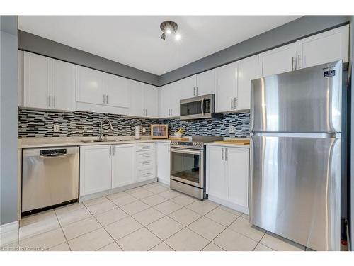 27 Jonathon Court, Hamilton, ON - Indoor Photo Showing Kitchen With Upgraded Kitchen