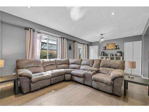 27 Jonathon Court, Hamilton, ON - Indoor Photo Showing Living Room