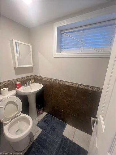 208 Picton Street E, Hamilton, ON - Indoor Photo Showing Bathroom