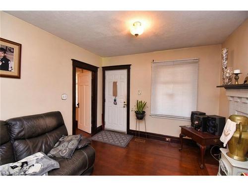 17 Park Row N, Hamilton, ON - Indoor Photo Showing Living Room