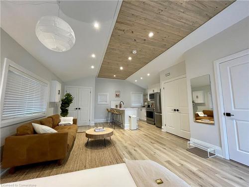 3-380 Melvin Avenue, Hamilton, ON - Indoor Photo Showing Living Room