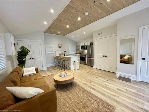 3-380 Melvin Avenue, Hamilton, ON - Indoor Photo Showing Living Room