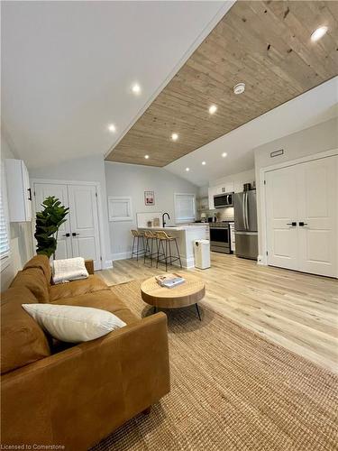 3-380 Melvin Avenue, Hamilton, ON - Indoor Photo Showing Living Room