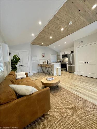 3-380 Melvin Avenue, Hamilton, ON - Indoor Photo Showing Living Room