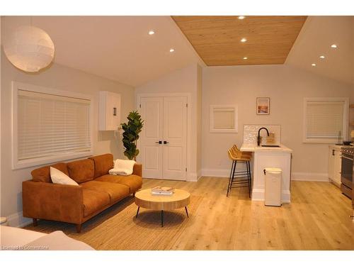 3-380 Melvin Avenue, Hamilton, ON - Indoor Photo Showing Living Room