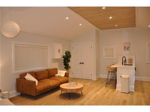 3-380 Melvin Avenue, Hamilton, ON - Indoor Photo Showing Living Room