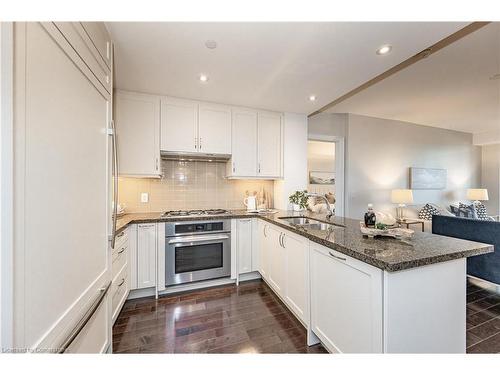 516-11 Bronte Road, Oakville, ON - Indoor Photo Showing Kitchen With Double Sink With Upgraded Kitchen