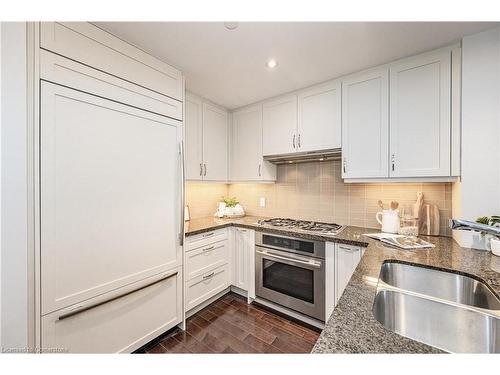 516-11 Bronte Road, Oakville, ON - Indoor Photo Showing Kitchen With Double Sink With Upgraded Kitchen