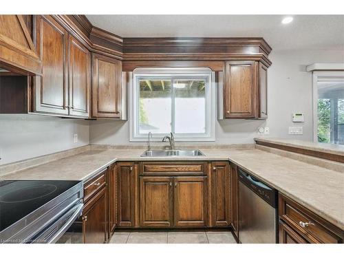 15 Argyle Street S, Caledonia, ON - Indoor Photo Showing Kitchen With Double Sink