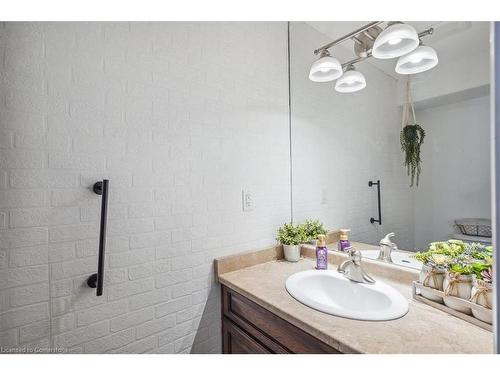 15 Argyle Street S, Caledonia, ON - Indoor Photo Showing Bathroom