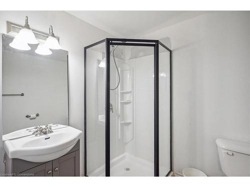 15 Argyle Street S, Caledonia, ON - Indoor Photo Showing Bathroom