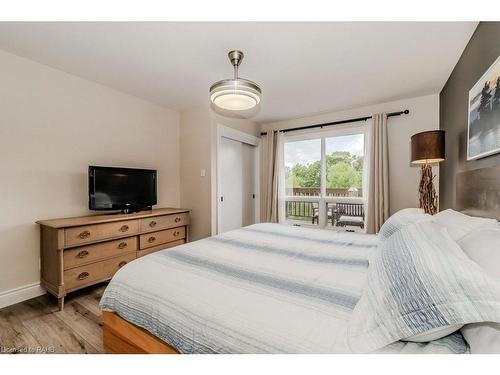 54-304-1235 Deerhurst Drive, Huntsville, ON - Indoor Photo Showing Bedroom