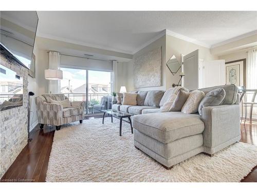 209-5070 Fairview Street, Burlington, ON - Indoor Photo Showing Living Room