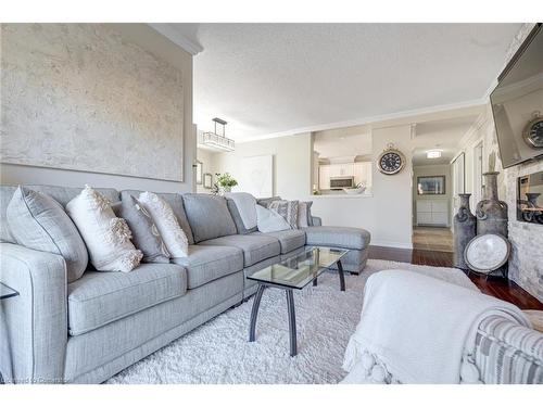 209-5070 Fairview Street, Burlington, ON - Indoor Photo Showing Living Room