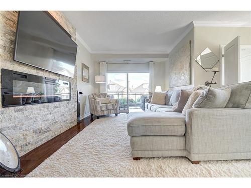 209-5070 Fairview Street, Burlington, ON - Indoor Photo Showing Living Room