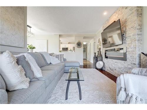 209-5070 Fairview Street, Burlington, ON - Indoor Photo Showing Living Room