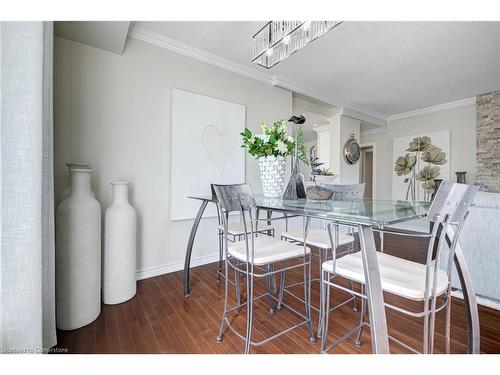 209-5070 Fairview Street, Burlington, ON - Indoor Photo Showing Dining Room