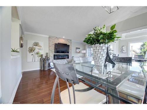 209-5070 Fairview Street, Burlington, ON - Indoor Photo Showing Dining Room