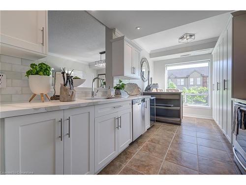 209-5070 Fairview Street, Burlington, ON - Indoor Photo Showing Kitchen