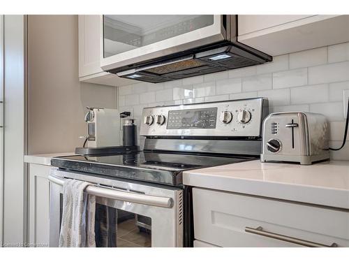 209-5070 Fairview Street, Burlington, ON - Indoor Photo Showing Kitchen