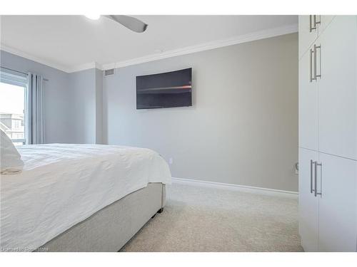 209-5070 Fairview Street, Burlington, ON - Indoor Photo Showing Bedroom