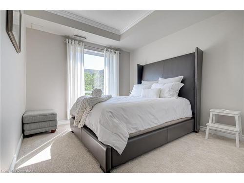 209-5070 Fairview Street, Burlington, ON - Indoor Photo Showing Bedroom