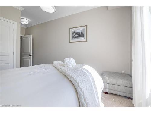 209-5070 Fairview Street, Burlington, ON - Indoor Photo Showing Bedroom