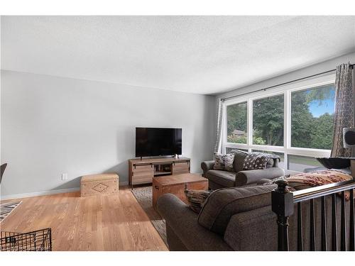 6757 Dawson Street, Niagara Falls, ON - Indoor Photo Showing Living Room