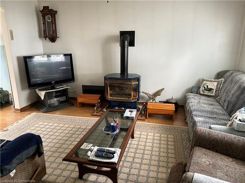 2431 Lakeshore Road, Dunnville, ON - Indoor Photo Showing Living Room