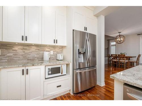 648 Halloway  (Upper Level) Drive, Kingston, ON - Indoor Photo Showing Kitchen With Upgraded Kitchen