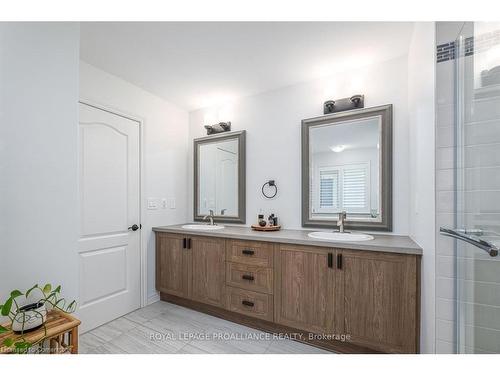 648 Halloway  (Upper Level) Drive, Kingston, ON - Indoor Photo Showing Bathroom