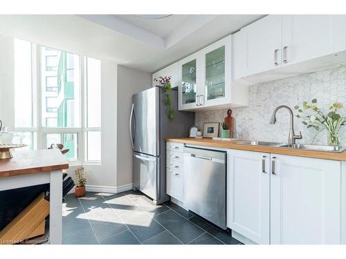 1010-4450 Tucana Court, Mississauga, ON - Indoor Photo Showing Kitchen